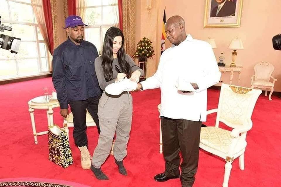Le cadeau insolite de Kim Kardashian et Kanye West au président Ougandais (02 Photos)