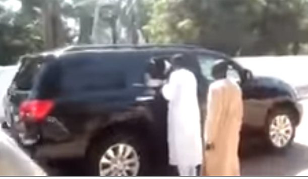 (Vidéo) Un homme a stoppé le cortège voitures du président Macky Sall