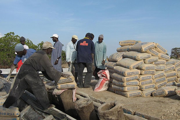 Hausse du prix du ciment: le ministre du commerce met en garde les commerçants