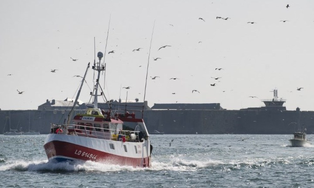 Un bateau de pêche espagnol "coincé" en mer après avoir secouru 12 migrants