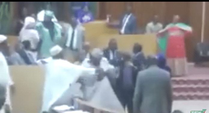 Assemblée Nationale : Après les coups de poing, les députés s’accusent de fumer du Yamba
