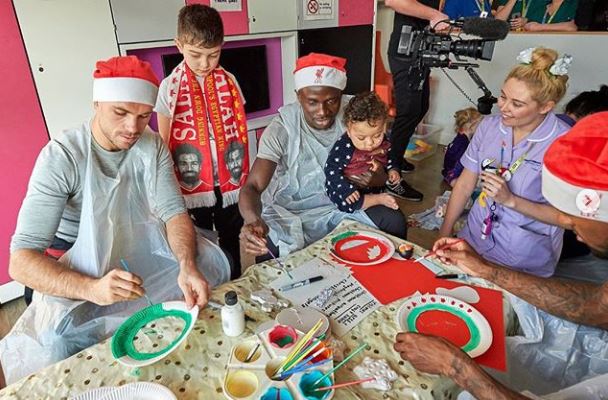 (04 Photos) Liverpool : Sadio Mané au chevet des enfants malades…