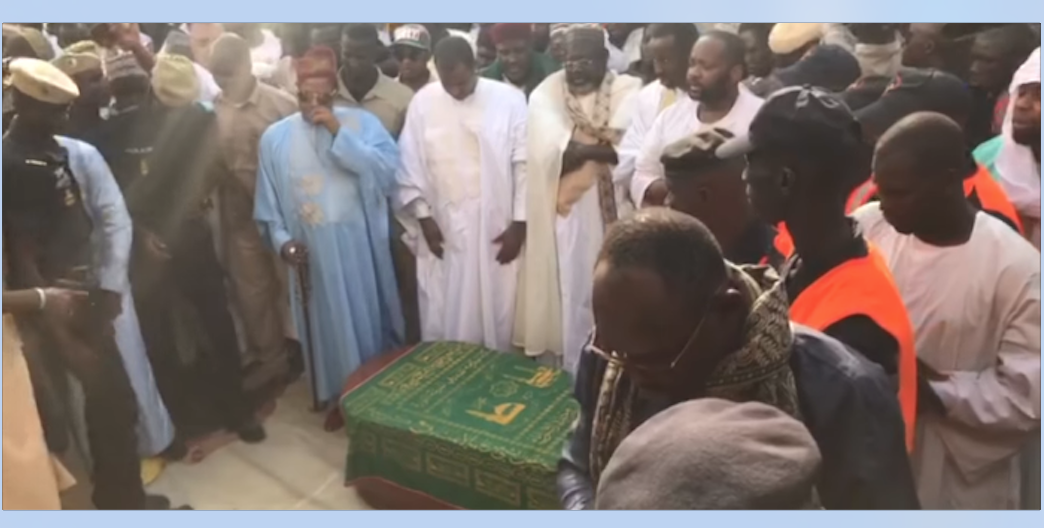 Vidéo - Léona Niassène: La prière mortuaire de Sidy Lamine Niass
