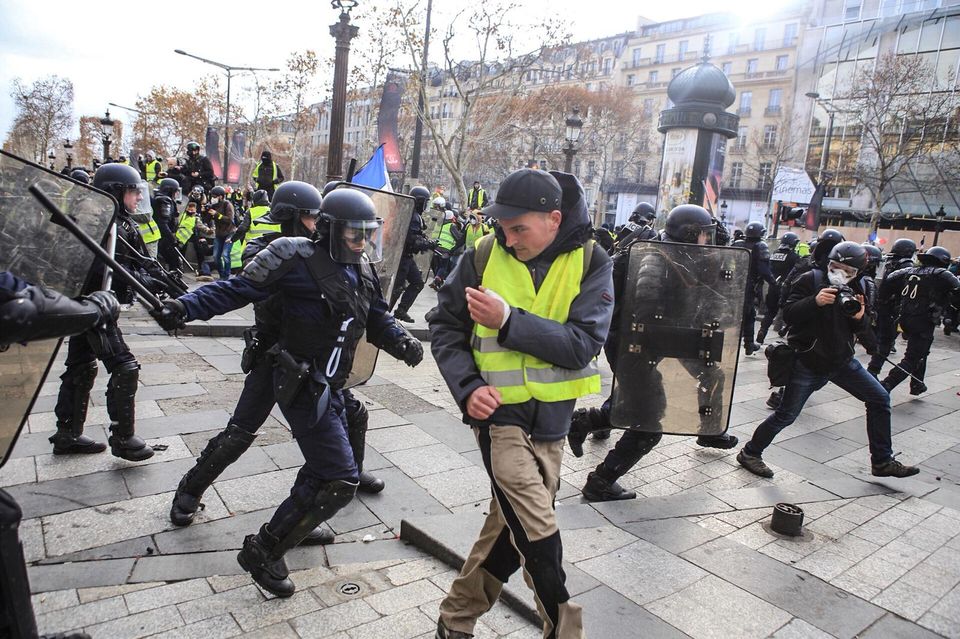 Gilets Jaunes Près De 700 Interpellations à Paris Senegal7