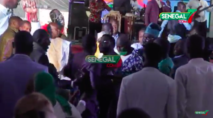 Vidéo - Face to Face Balla Gaye - Modou Lo: Baye Ndiaye s'énerve et donne un coup de tête á un accompagnant de...
