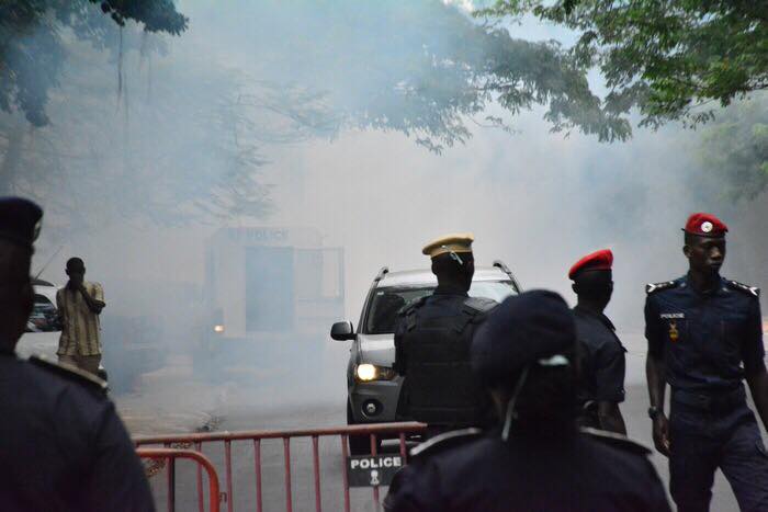 Guédiawaye : Les partisans de Gakou brûlent des pneus pour en guise d’avertissement