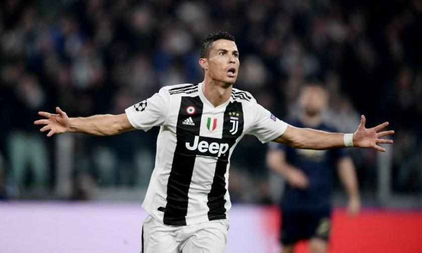 VIDEO - Cristiano Ronaldo offre la super-coupe d'Italie à la Vieille Dame