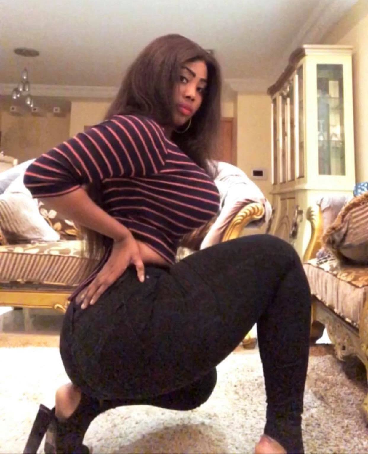 (15 Photos): Amina Saleh remue ses formes dans un bas attirant