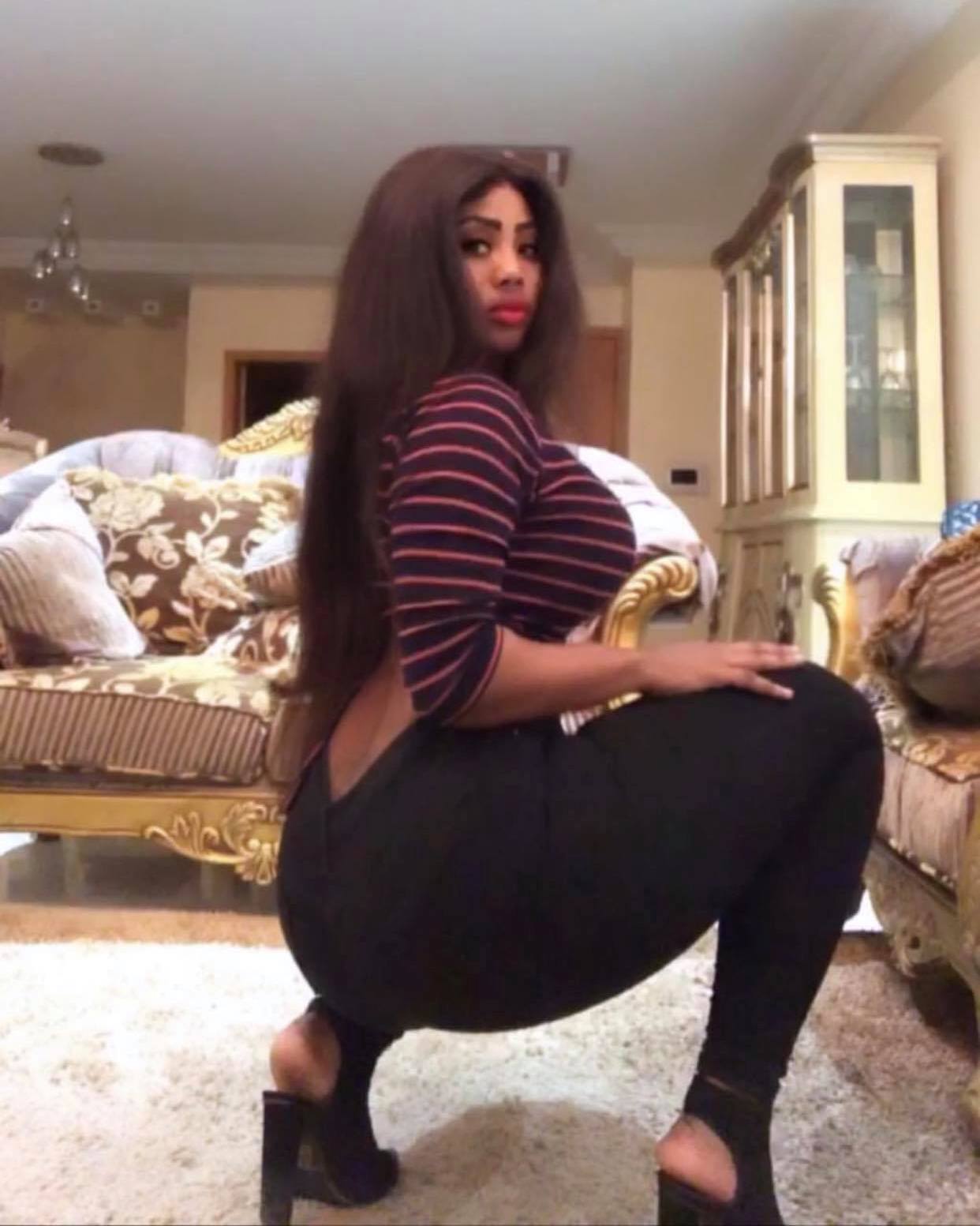 (15 Photos): Amina Saleh remue ses formes dans un bas attirant