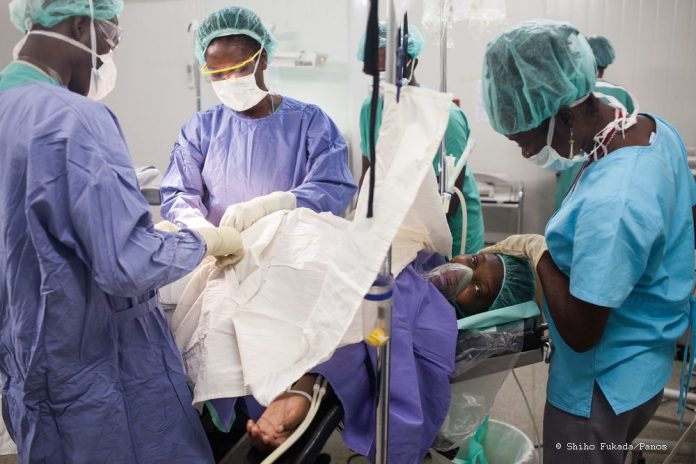 Un médecin stagiaire coupe les intestins d’une femme lors d’une chirurgie