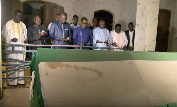Vidéo-Madické Niang s’est recueilli devant la tombe de Sidy Lamine Niass