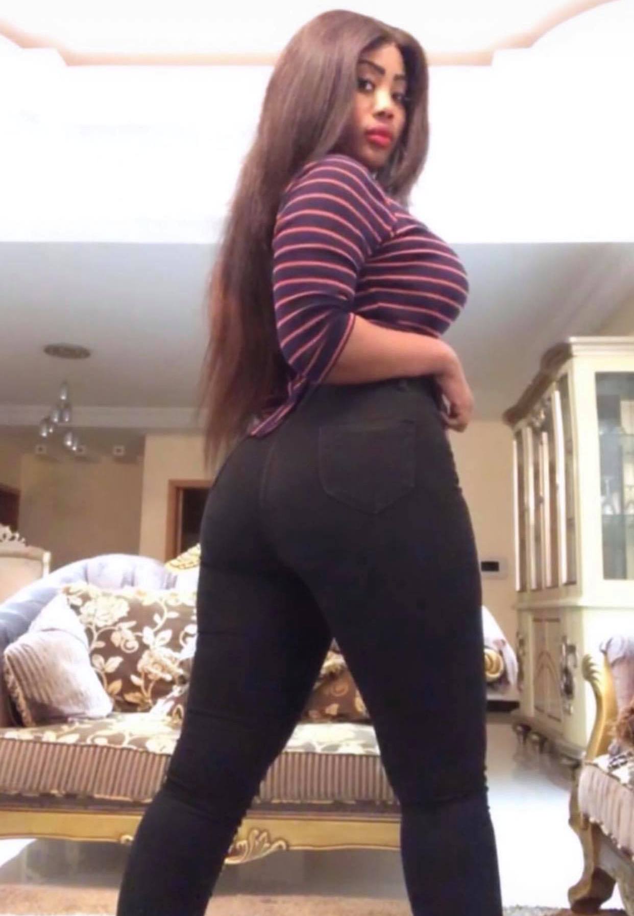 (15 Photos): Amina Saleh remue ses formes dans un bas attirant