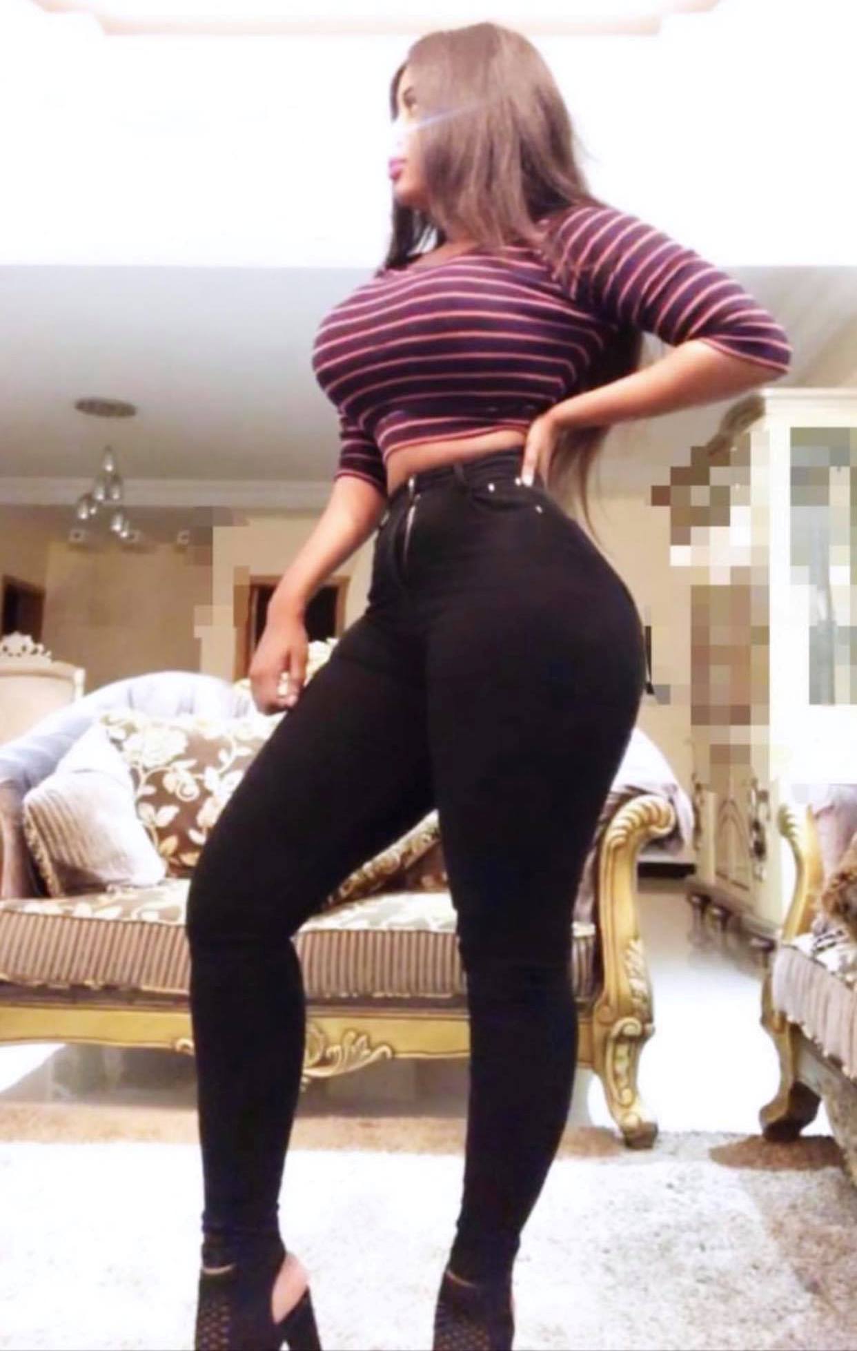 (15 Photos): Amina Saleh remue ses formes dans un bas attirant