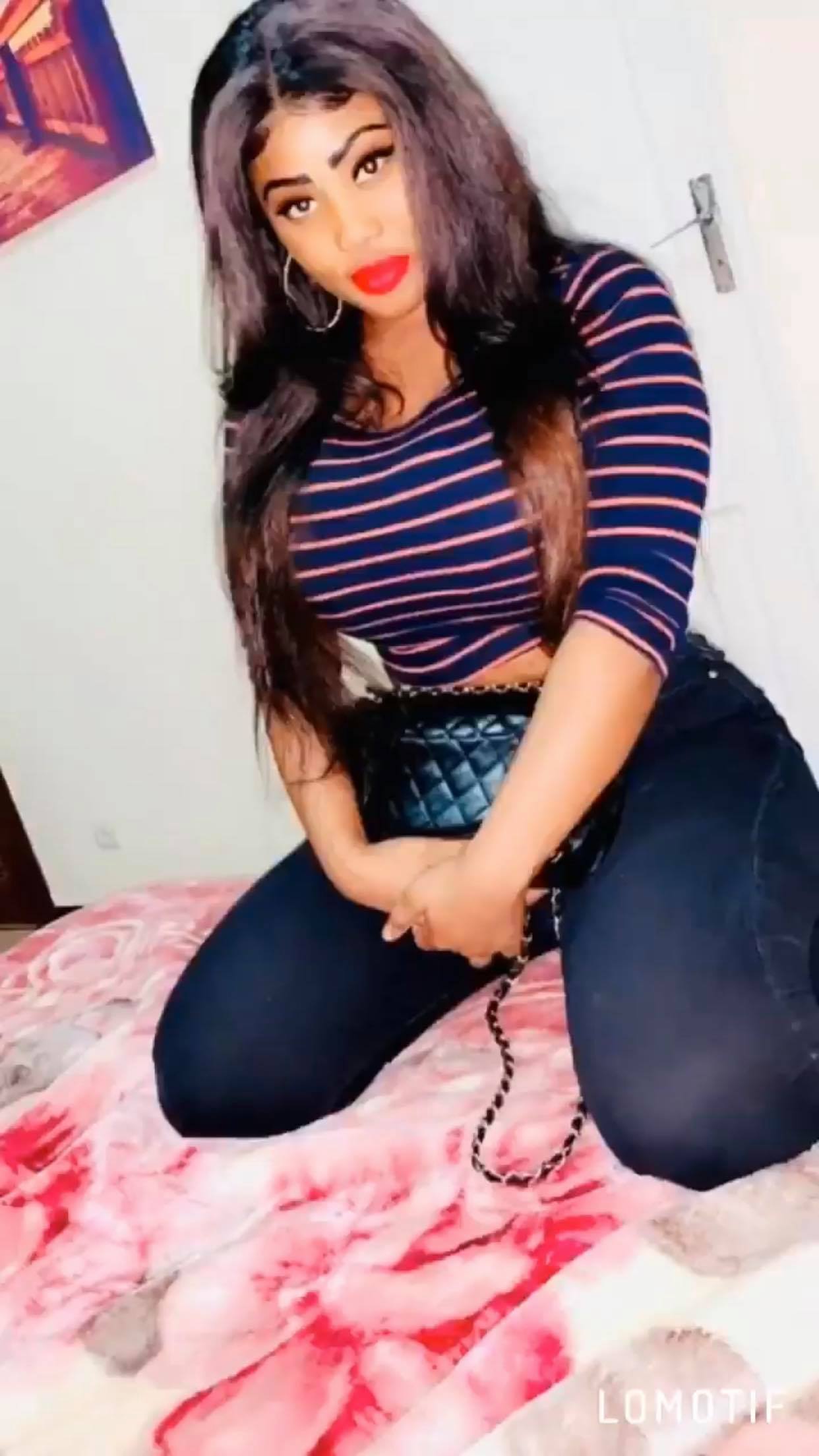 (15 Photos): Amina Saleh remue ses formes dans un bas attirant