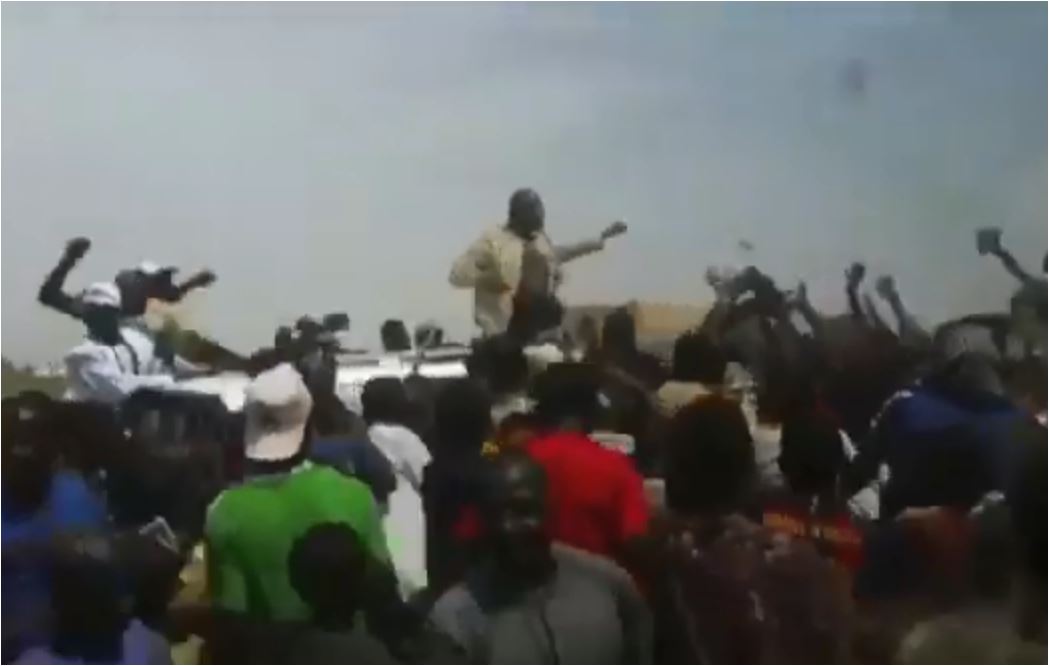 Vidéo-Le maire de Bokidiawé distribue de l'argent pour faire détourner l'attention sur Sonko