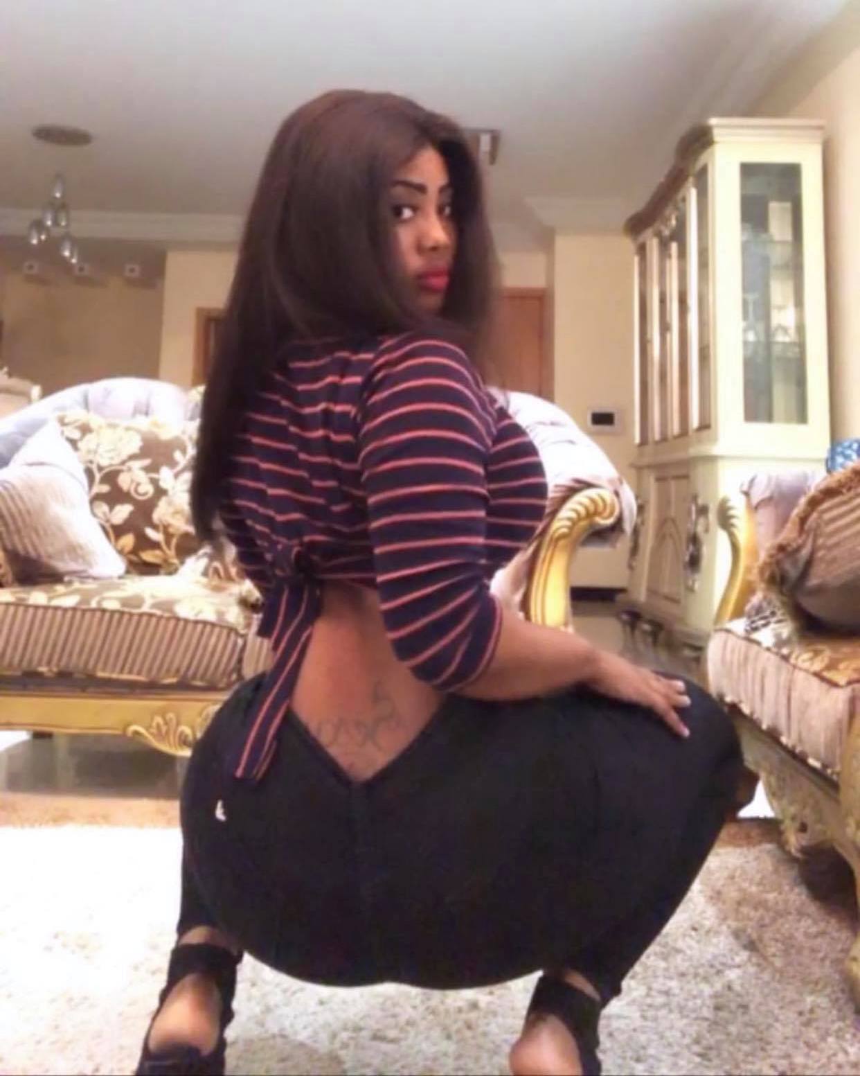 (15 Photos): Amina Saleh remue ses formes dans un bas attirant