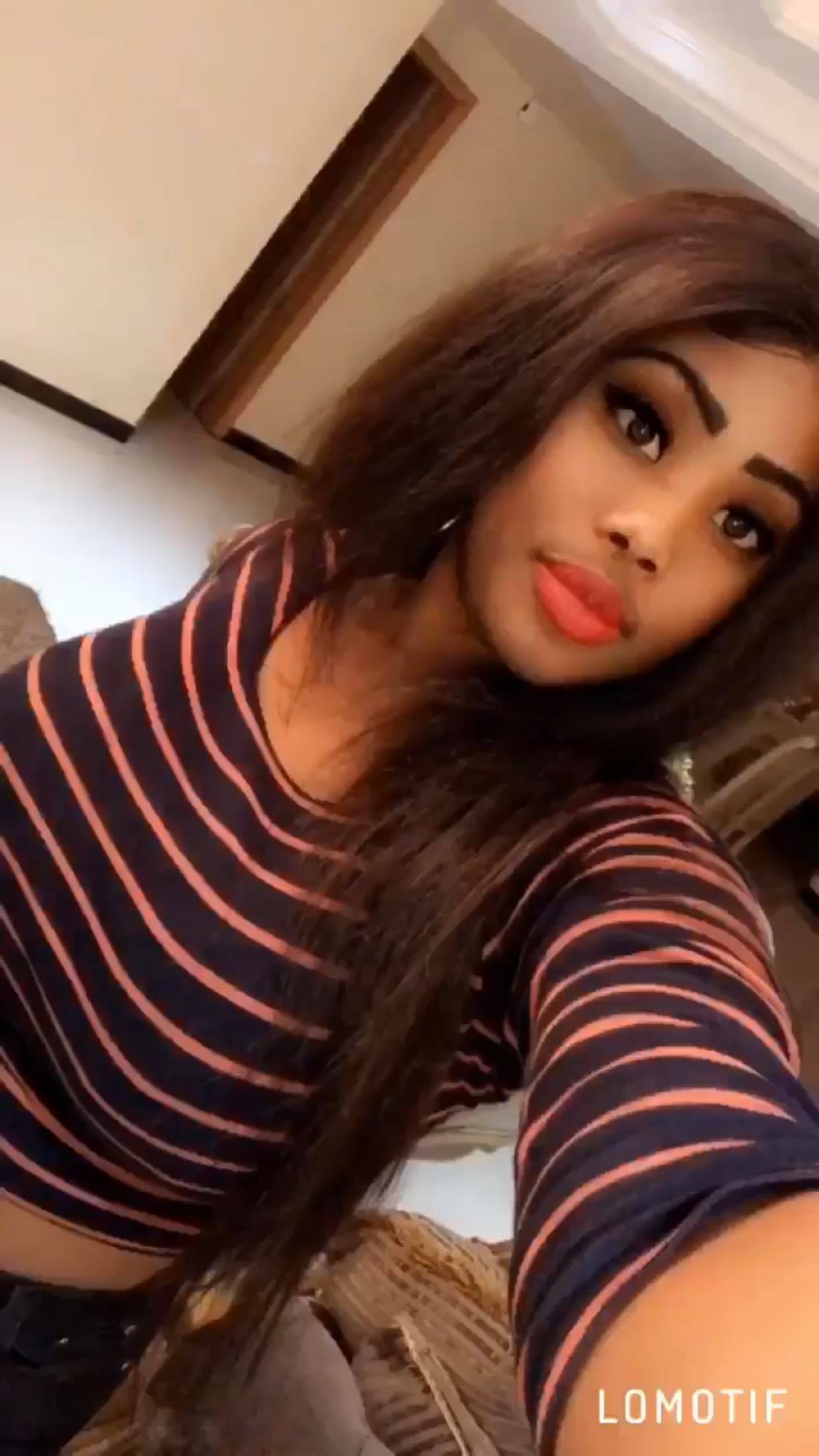 (15 Photos): Amina Saleh remue ses formes dans un bas attirant