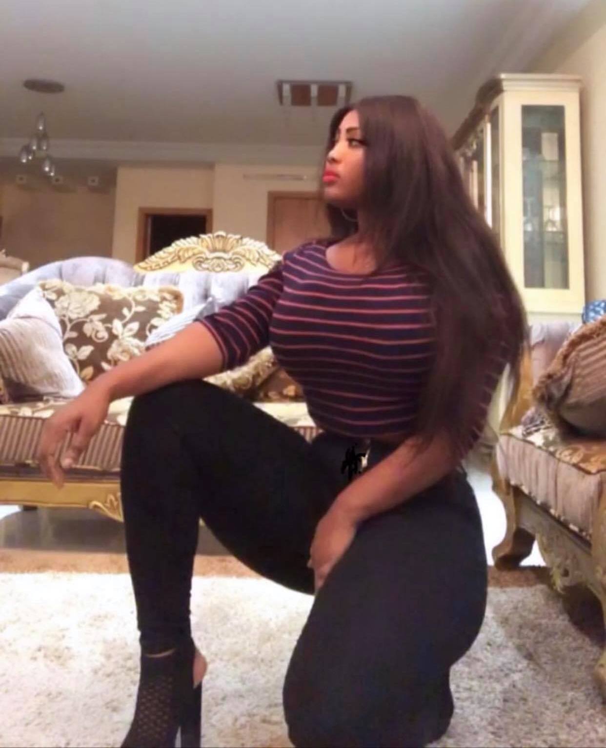 (15 Photos): Amina Saleh remue ses formes dans un bas attirant