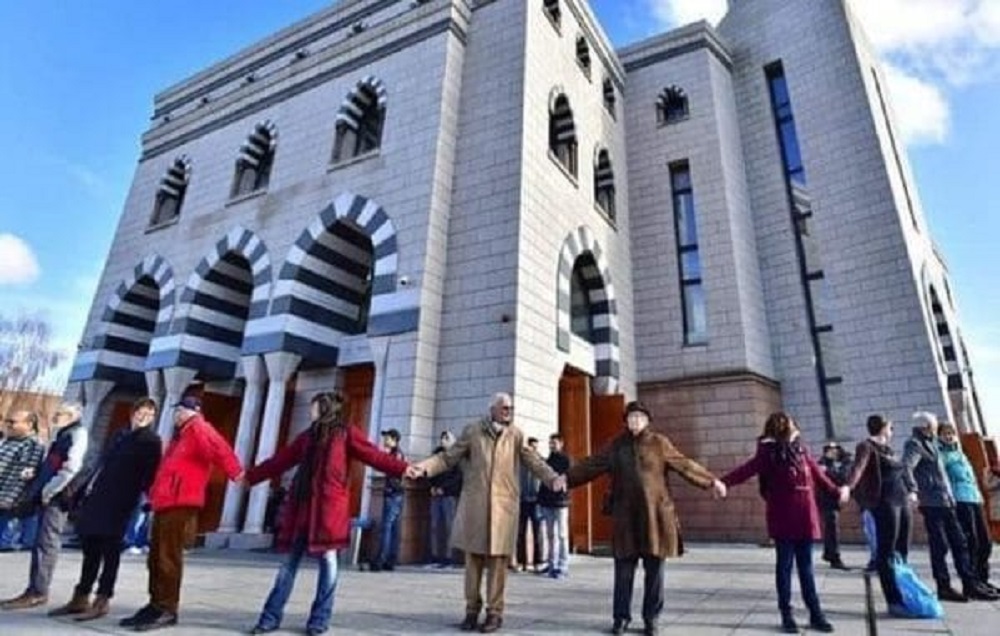 Après l ‘attaque des mosquées en Nouvelle-Zélande: Ces canadiens ont encerclé la mosquée pour la protéger pendant la prière