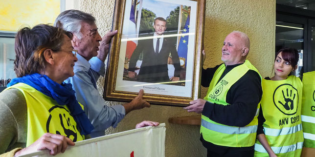 Zèle policier autour des «décrochages» de portraits de Macron dans les mairies