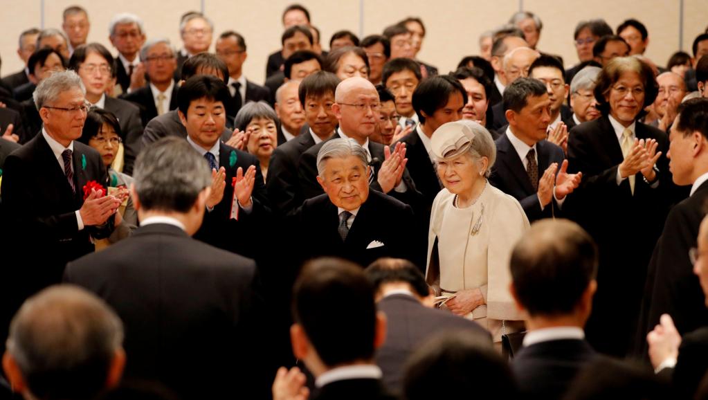 Les Japonais face au changement de génération anticipé sur le trône impérial