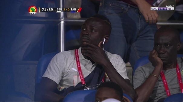 (03 photos) Senegal vs Tanzanie : Sadio Mané trés concentré dans les tribunes