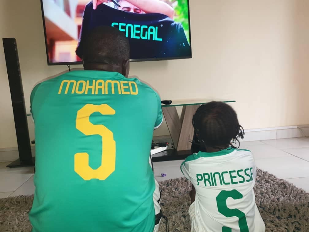 (03 Photos) Sénégal Vs Tanzanie: Découvrez comment Mamadou Mohamed Ndiaye a suivi le match, avec sa petite famille