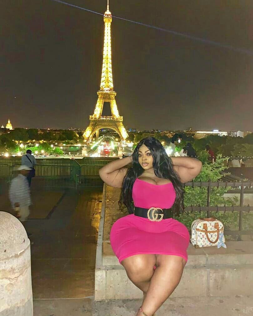 5 2 - En visite à Paris, Eudoxie Yao ilumine la Tour Eiffel