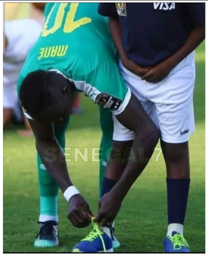 (Photo) Le beau geste de Sadio Mané envers le garçon qui l’accompagnait
