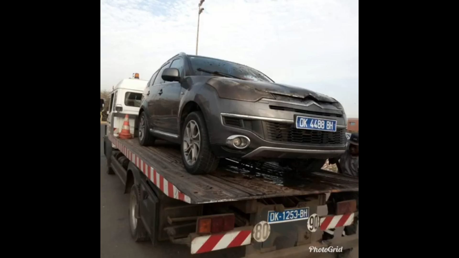 (Vidéo + Photos) La voiture de Bécaye Mbaye prend feu au retour des obsèques de Tanor Dieng