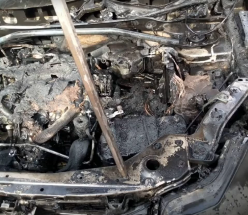 (Vidéo + Photos) La voiture de Bécaye Mbaye prend feu au retour des obsèques de Tanor Dieng