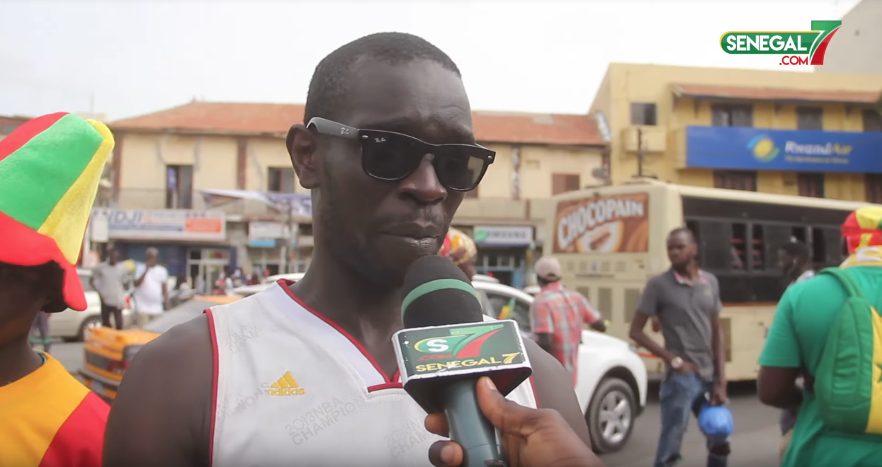 (Vidéo) Finale CAN 2019: Le commerce florissant des vendeurs de maillot à Dakar