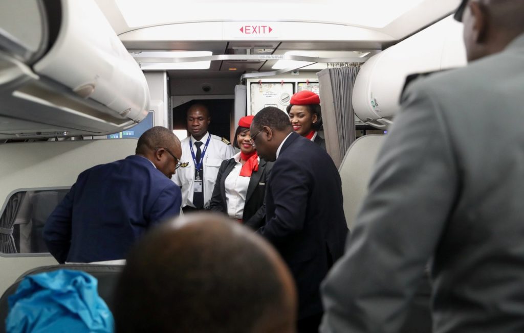 (05 Photos) Retour de Niamey sur Fly Air Sénégal, le Président Macky Sall à bord du vol