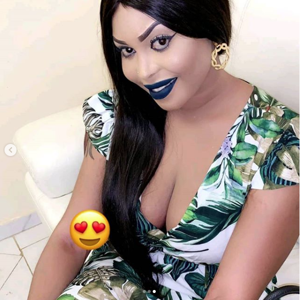 03 Photos : Maman Diakhoumpa rayonnante dans une robe aguicheuse