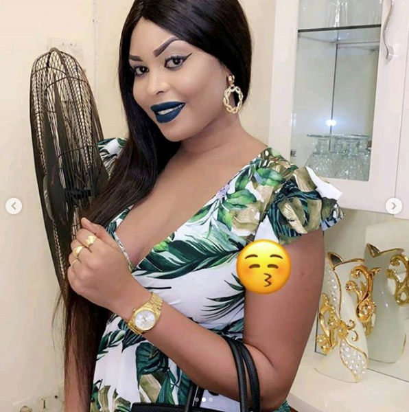 03 Photos : Maman Diakhoumpa rayonnante dans une robe aguicheuse