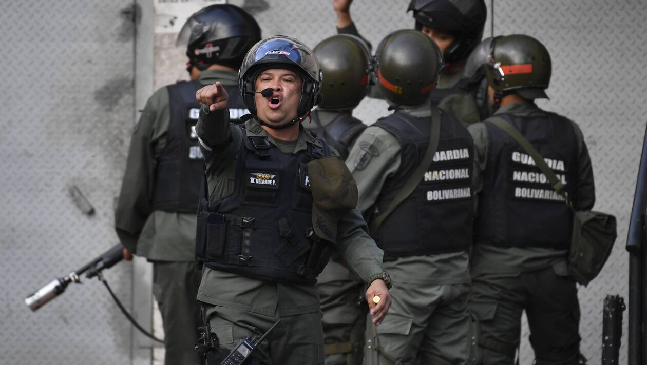 Venezuela: Deux officiers de sécurité de Guaido placés en détention