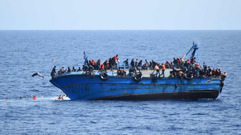 Photo Fournie Le 25 Mai 2016 Par La Marine Italienne Montrant Un Bateau De Migrants Sur Le Point De Faire Naufrage Au Large De La Cote Libyenne 5604487