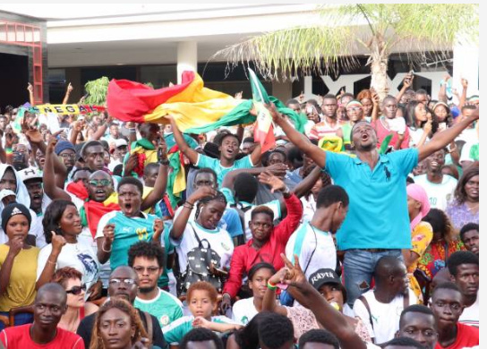 (15 Photos) CAN 2019: Une folle ambiance à Dakar après la qualification des Lions en finale