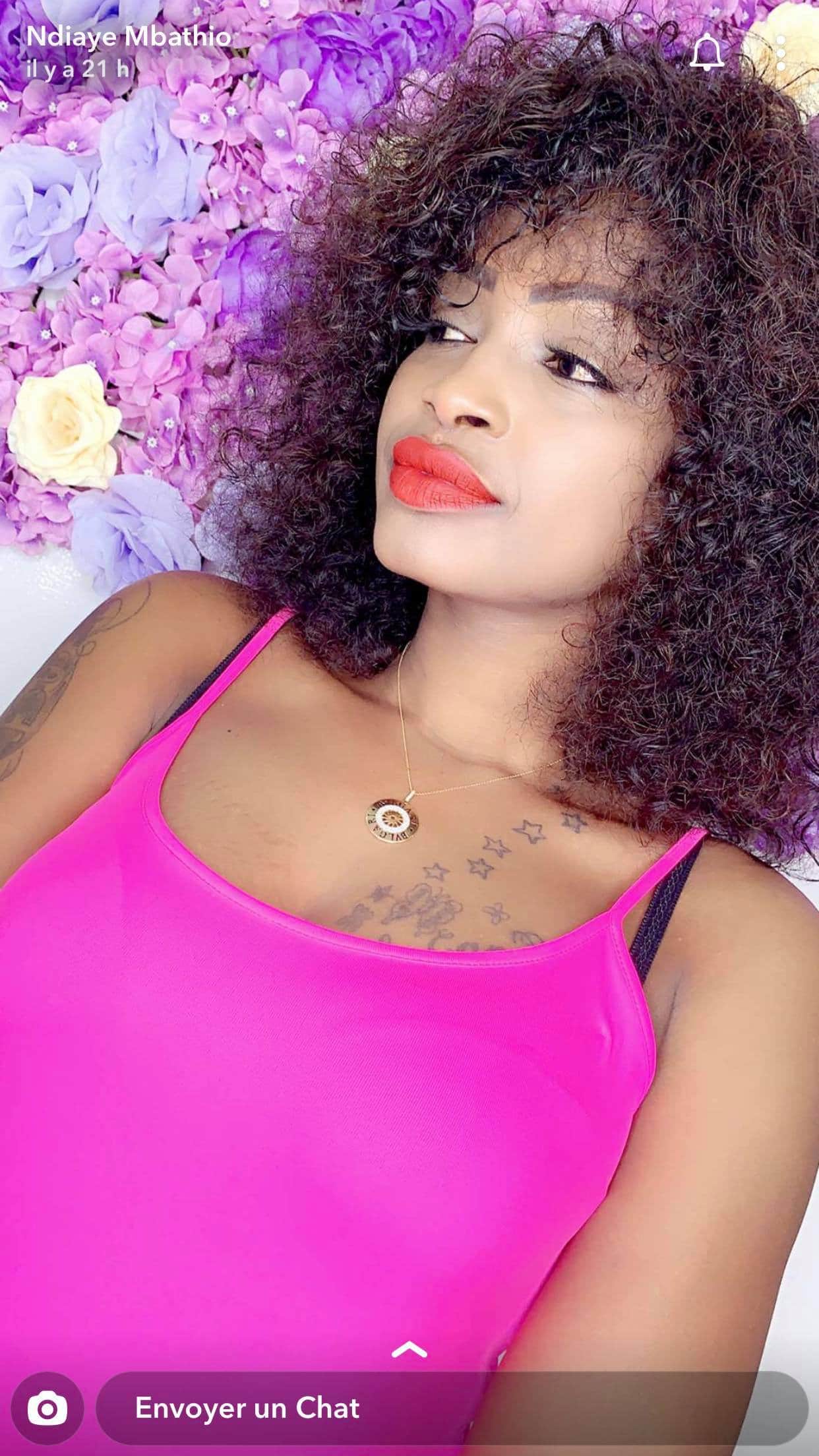 Mbathio Chauffe La Toile Avec Son Décolleté Qui Dévoile Tous Ses Tatouages5