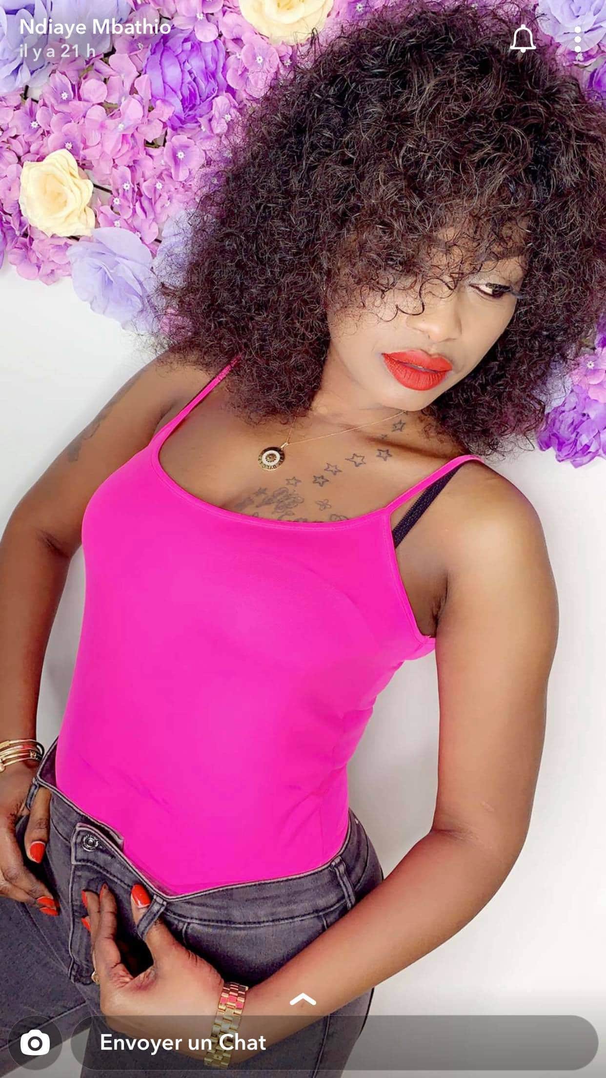 Mbathio Chauffe La Toile Avec Son Décolleté Qui Dévoile Tous Ses Tatouages7