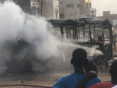 Urgent Un Minibus Tata Prend Feu Et Sème La Panique2