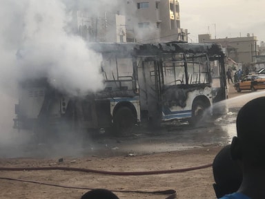 Urgent Un Minibus Tata Prend Feu Et Sème La Panique4