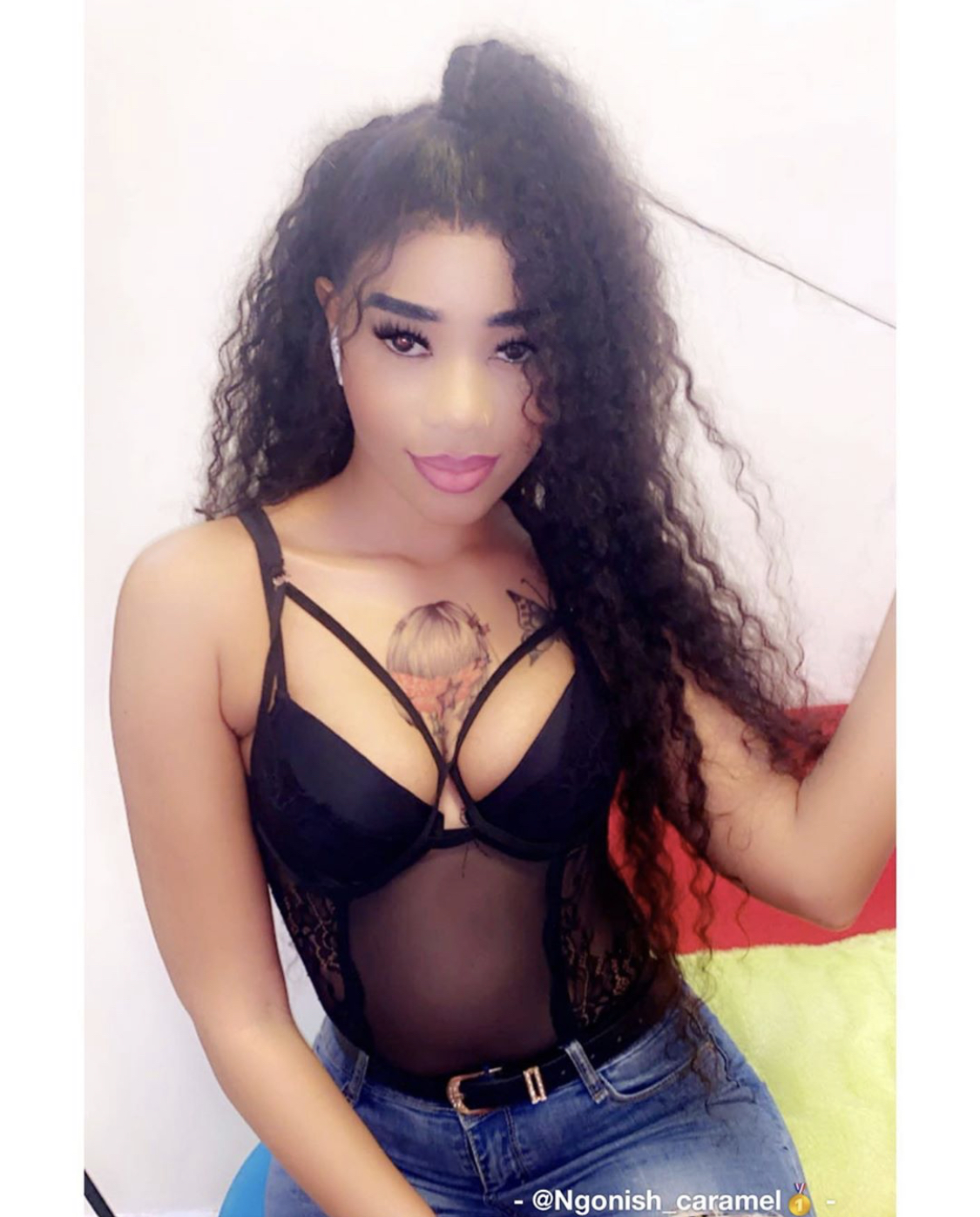 (02 Photos) Ngoné Sucrée dévoile ses tatouages dans un décolleté osé