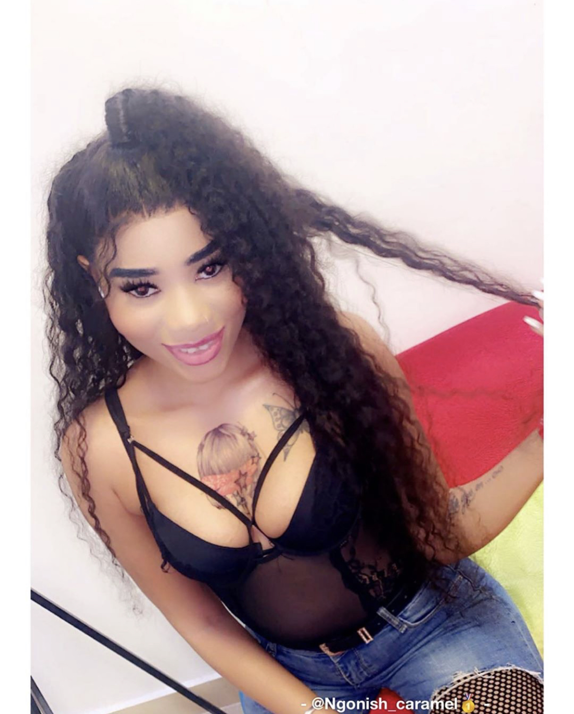 (02 Photos) Ngoné Sucrée dévoile ses tatouages dans un décolleté osé