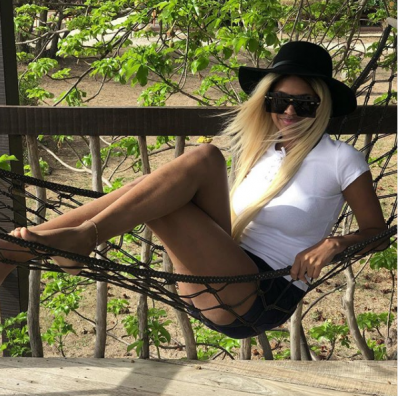 07 Photos : La vidéo-girl Marie Louise Diaw refait surface avec un style urbain et aguicheur