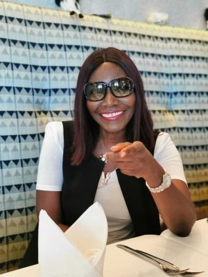 ( 09 Photos ) Coumba Gawlo Seck en toute complicité avec ses enfants, dans un restaurant