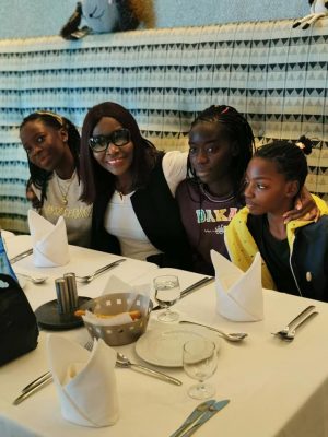 ( 09 Photos ) Coumba Gawlo Seck en toute complicité avec ses enfants, dans un restaurant