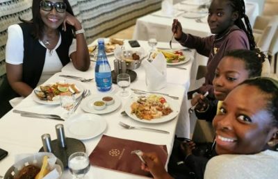 ( 09 Photos ) Coumba Gawlo Seck en toute complicité avec ses enfants, dans un restaurant