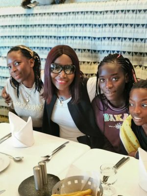 ( 09 Photos ) Coumba Gawlo Seck en toute complicité avec ses enfants, dans un restaurant