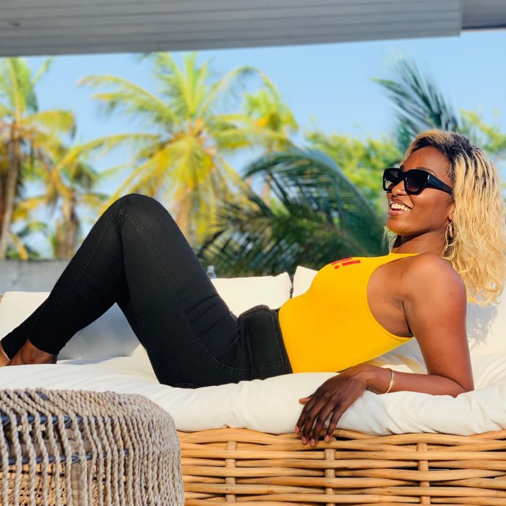 Photos: Coumba ,la fille du milliardaire Babacar Ngom dans une tenue splendide qui met en exergue ses belles formes